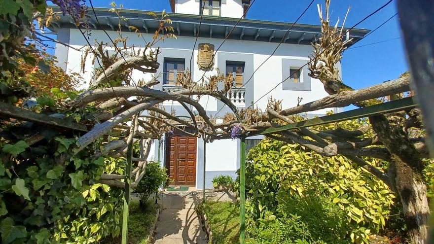 Casas singulares de Llanera: los tres castillos en el escudo nobiliario de la finca de la localidad de La Portiella