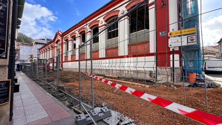 Los comerciantes del entorno de la Plaza de Abastos conviven con las obras