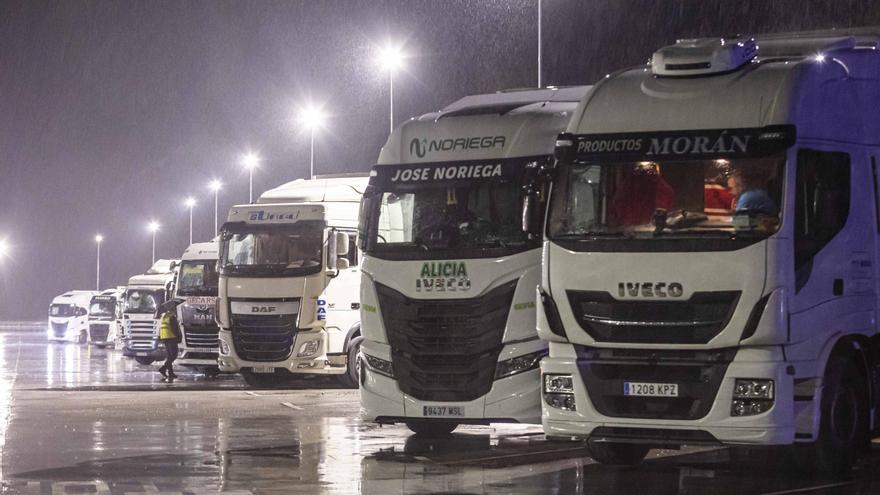 La nieve de Pajares se suma al argayo del Huerna y bloquea el tráfico de mercancias con la Meseta: «No podemos hacer nada ante situaciones de fuerza mayor, aunque no tenemos claro cómo actuar»