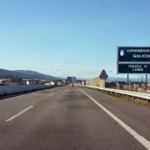 La autovía del Cantábrico opera con un solo carril por sentido tras el accidente de un camión con caballos