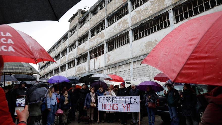 Los vecinos de La Calzada salen a la calle para exigir el derribo de la nave de FLEX: “No más retrasos”