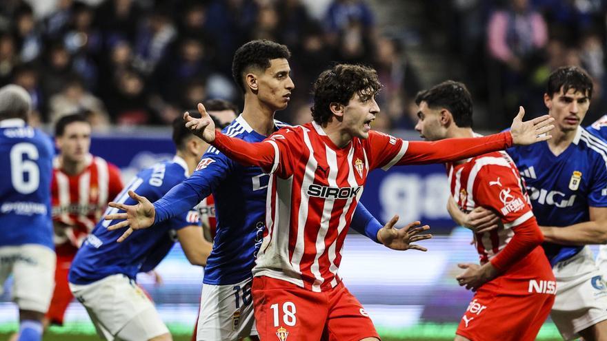 Gelabert, autor del gol del empate del Sporting en el derbi ante el Oviedo, sobre el lanzamientos de bolas de papel: «Nos llegaban cosas a la cabeza»