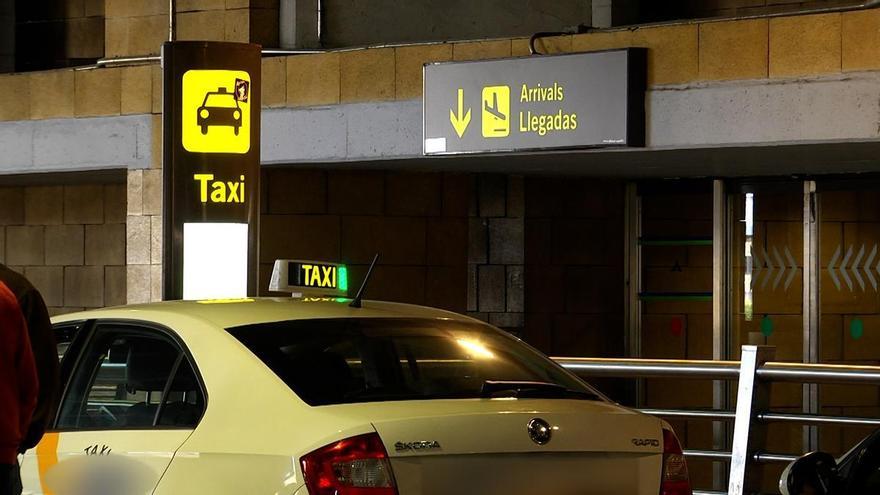 Amenazas, incendios y pintadas de la ‘mafia’ del taxi de Sevilla: «He sufrido mucho por mi familia»