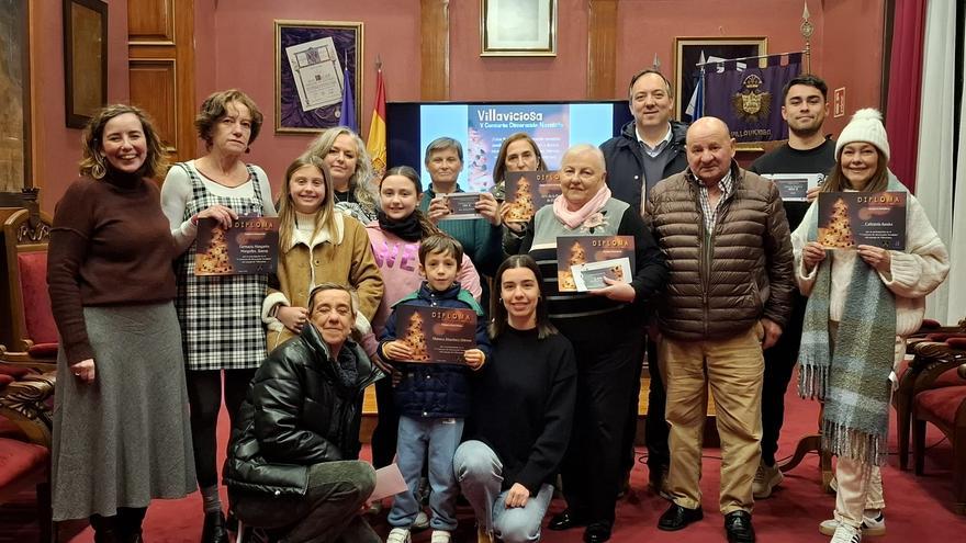 Decoración de premio en Villaviciosa, con la entrega de las distinciones a las mejores propuestas de las últimas navidades