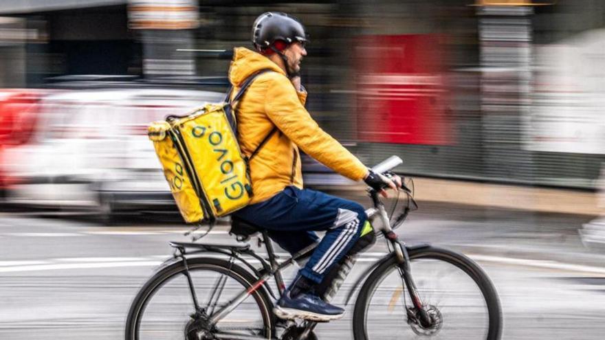 Un juez acepta a trámite la demanda de Just Eat contra Glovo, que le reclama 295 millones por «competencia desleal»