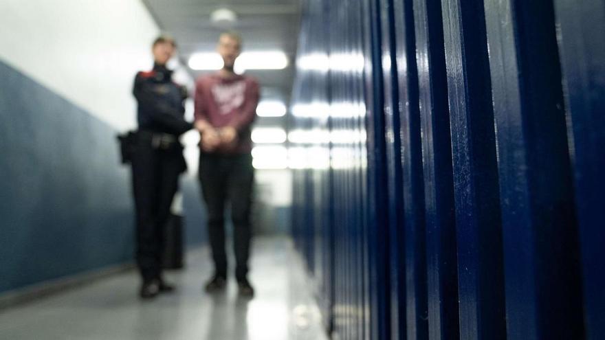 Tres detenidos de entre 18 y 22 años por una violación en grupo a una joven en un piso Barcelona