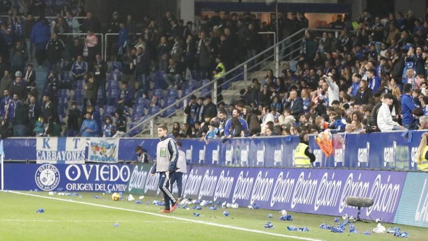 Lo peor del partido: la lluvia de bolas de papel detiene quince minutos el derbi