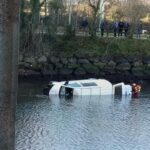 VIDEO: Cae una furgoneta a la ría de Avilés desde el puente Azud