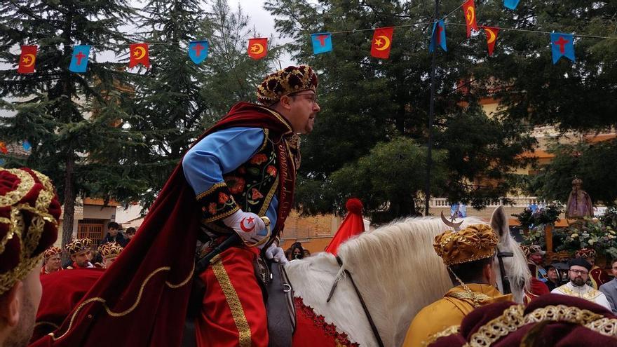 «Tenemos que conservar las tradiciones»: un pueblo de Cuenca debate incorporar mujeres a Moros y Cristianos o dejarlas al margen