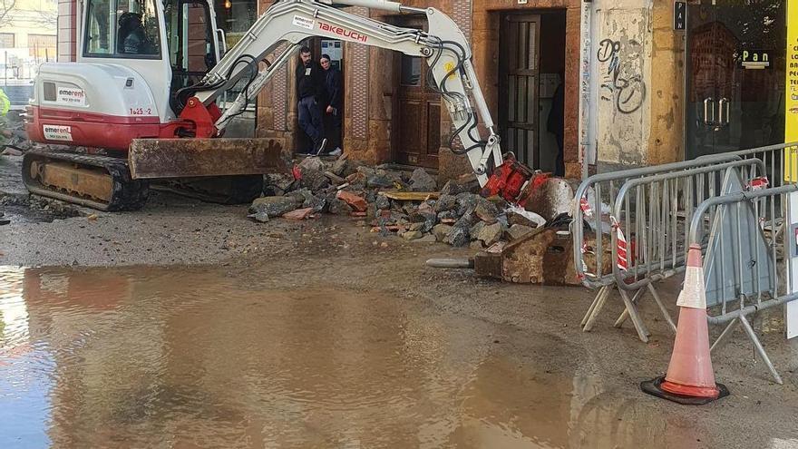 La rotura de una tubería provoca un espectacular «géiser» en el centro de Oviedo: el chorro superó un edificio de cuatro pisos