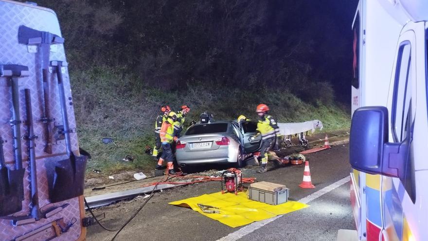 Un aparatoso accidente en la Autovía del Cantábrico deja dos heridos y obliga a cortar la circulación a la altura de Tapia