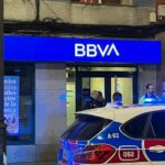Con un ariete y reventando la puerta de un banco: así sacó la Policía al hombre atrincherado en Gijón