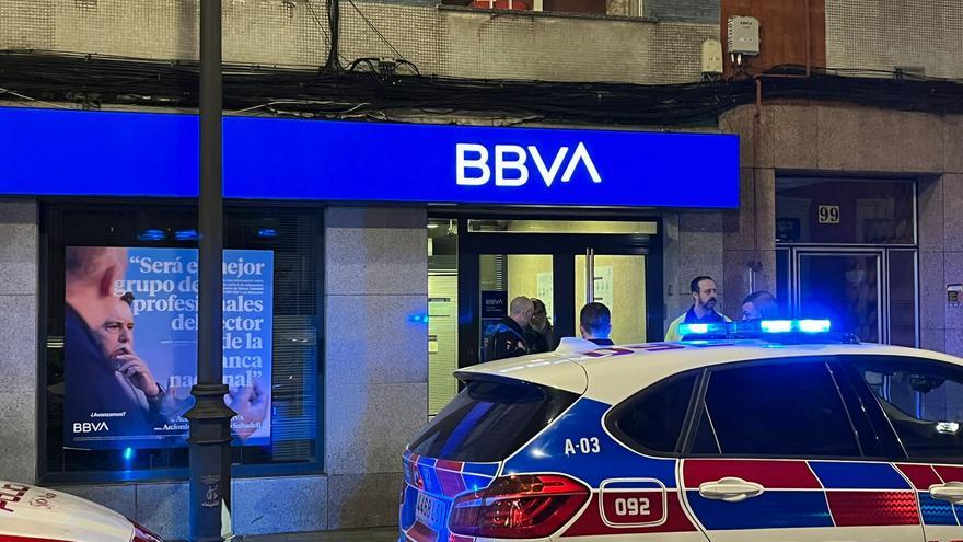 Con un ariete y reventando la puerta de un banco: así sacó la Policía al hombre atrincherado en Gijón
