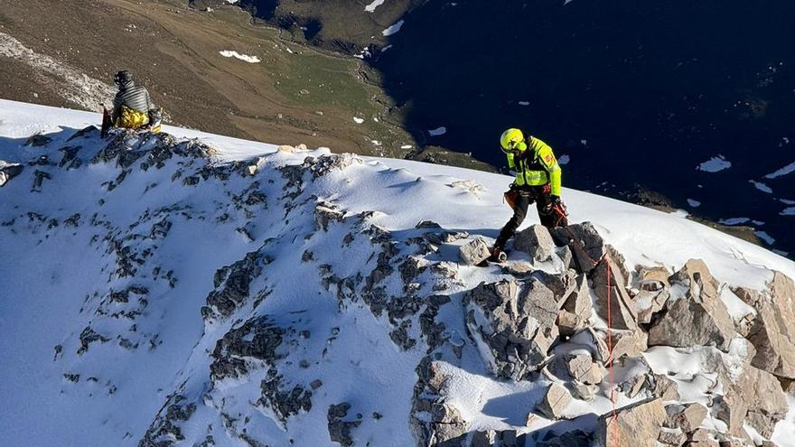 Muere un senderista al despeñarse desde gran altura en la vertiente cántabra de los Picos de Europa