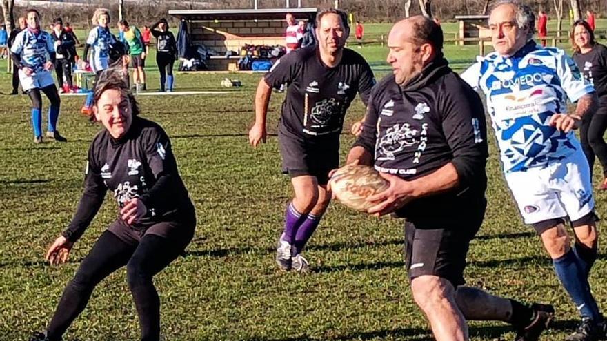 Padres y madres del Rugby Club de Grado se lanzan al barro: así fue el estreno de la nueva modalidad «touch» (sin contacto)