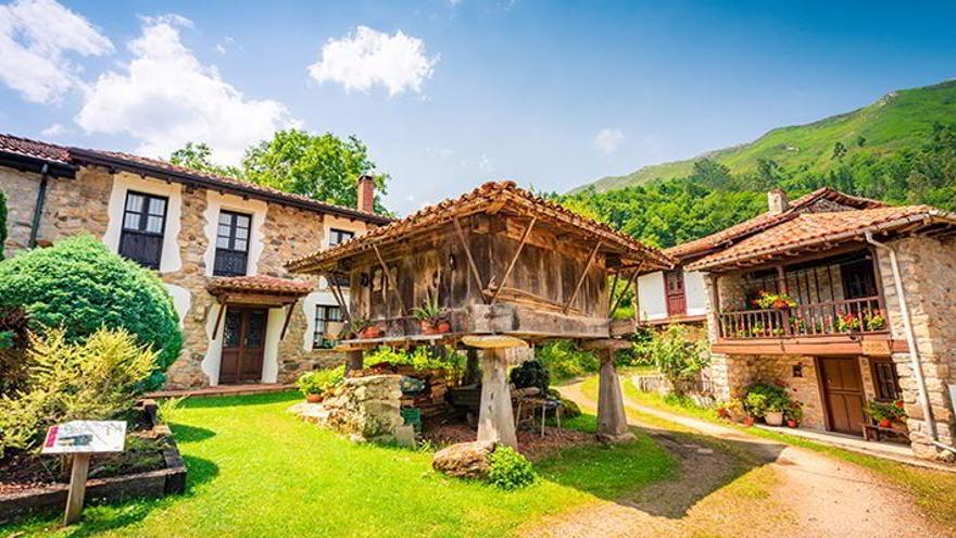 El Congresu Mundial de Cultura Asturiana: conferencies, ponencies y esposición na Universidá d’Uviéu del 4 al 7 de febreru