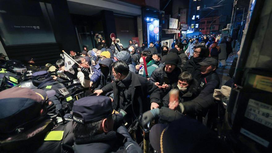 Simpatizantes de Yoon irrumpen en el tribunal que decidió prologar su detención
