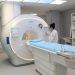 ¿Por qué la lista de espera para una resonancia en el Hospital San Agustín de Avilés se redujo un 25%? La clave estuvo en verano