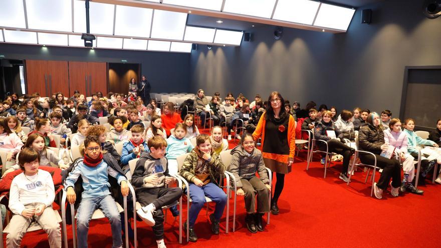 EN IMÁGENES: La escritora Mónica Rodríguez, en el Club LA NUEVA ESPAÑA con alumnos del colegio Gesta