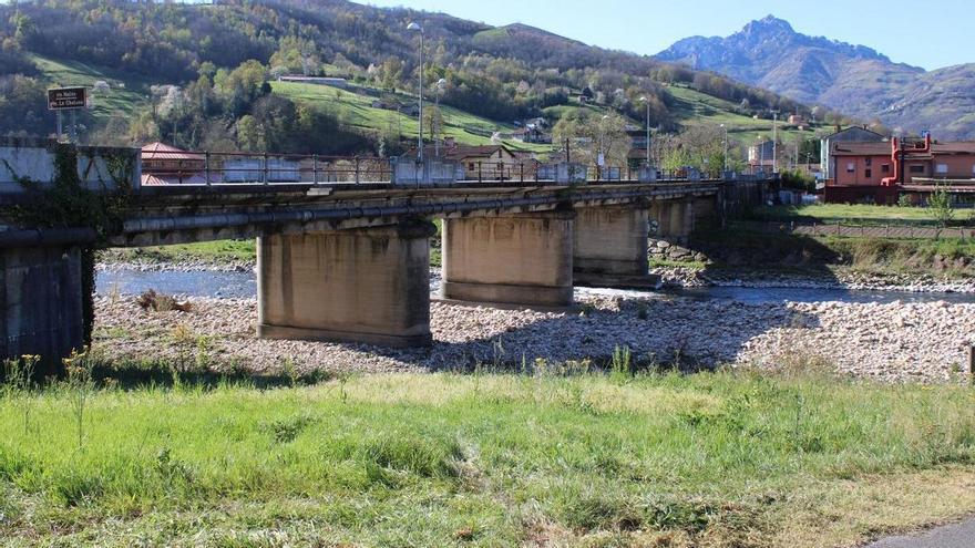 Vecinos de Laviana reúnen más de 500 firmas contra la eliminación del muro de La Chalana