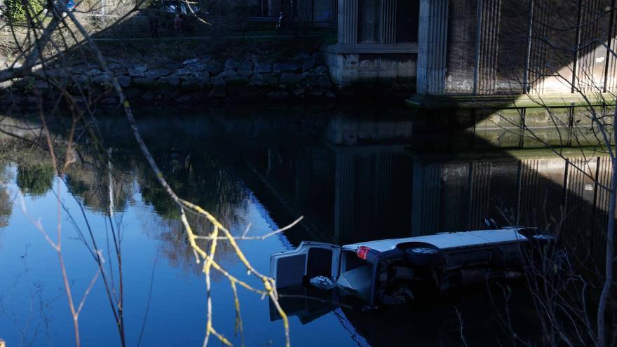En imágenes: Así fue el espectacular accidente de una furgoneta que cayó a la ría de Avilés desde un puente