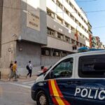 Seis policías salvan a una turista que iba a saltar desde una terraza tras agredir a su mujer en Benidorm
