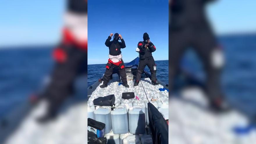 Insólitas imágenes: dos ‘petaqueros’ bailan reguetón en una narcolancha mientras transportan combustible