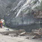 Un desprendimiento de piedras provoca el choque de dos vehículos en el corredor del Narcea