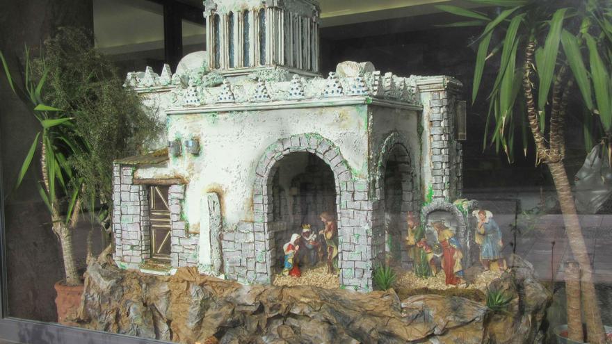 La tienda Euromat gana el primer premio del concurso de decoración navideña de Cangas de Onís