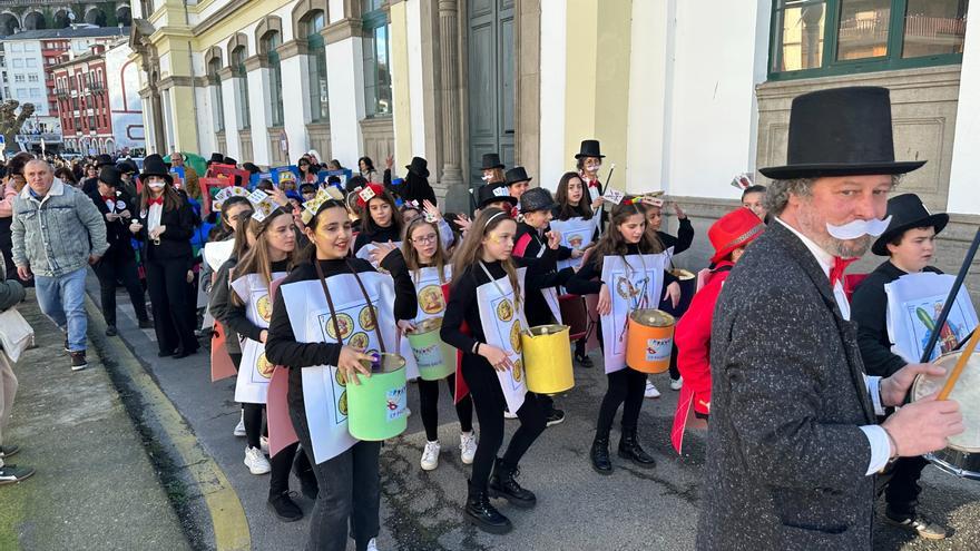 Color y creatividad por las calles de Luarca: el desfile del Carnaval de los colegios conquista la villa