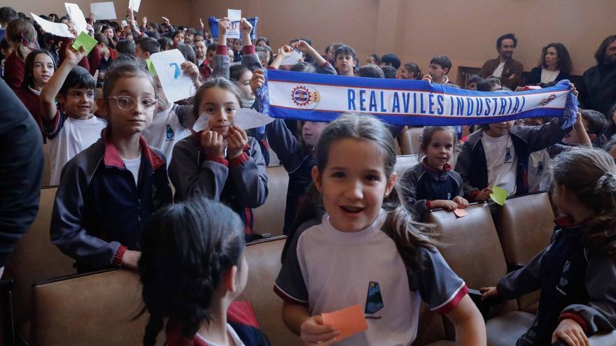 EN IMÁGENES: Así se vivió la visita del Avilés al colegio Paula Frasinetti