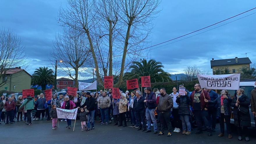 Clamor en Granda contra el parque de baterías previsto en la parroquia: «Está a apenas cien metros de nuestras casas»