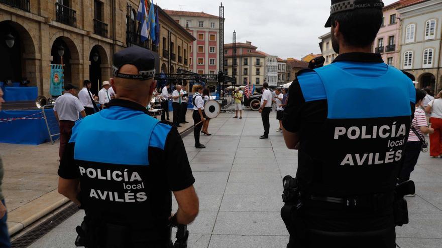 Malos tratos en Avilés: detienen una mujer de 45 años por pegar en la cara y en el cuello a su pareja en plena calle