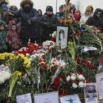 Los padres de Navalni visitan su tumba acompañados de cientos de personas en el primer aniversario de su muerte