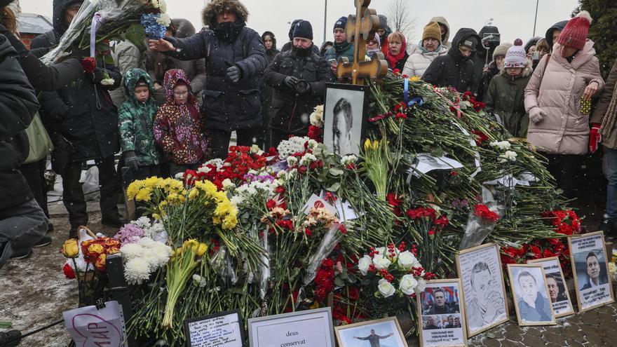 Los padres de Navalni visitan su tumba acompañados de cientos de personas en el primer aniversario de su muerte