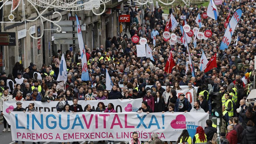 Miles de personas se manifiestan en Santiago en defensa del gallego ante la «emergencia lingüística extrema»