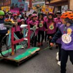 Un motorista irrumpe en el carnaval escolar de Turón y arrolla a un policía, que acaba herido grave: «Al gritarle que había niños no frenó, aceleró»