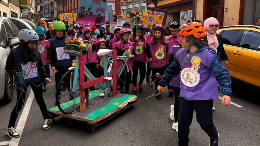 Un motorista irrumpe en el carnaval escolar de Turón y arrolla a un policía, que acaba herido grave: «Al gritarle que había niños no frenó, aceleró»