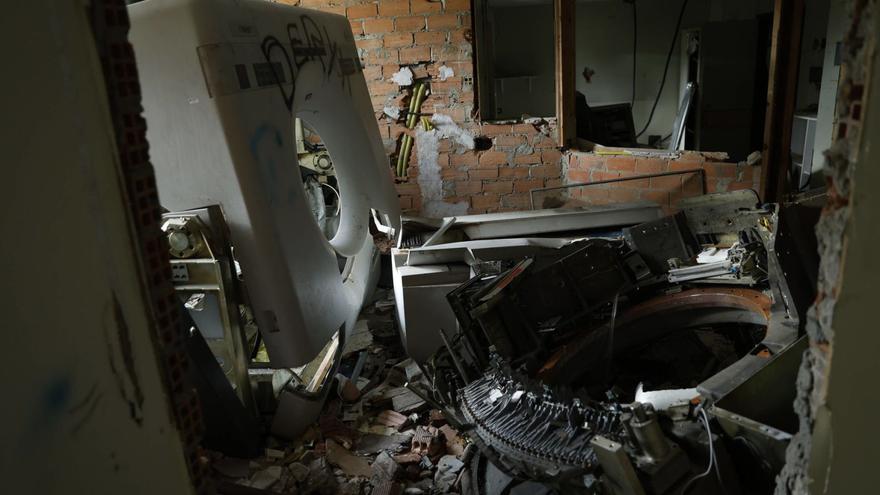 La barra libre para expoliar el viejo HUCA de la que fueron testigos los vecinos: «Ocho millones tirados y El Cristo, muerto»
