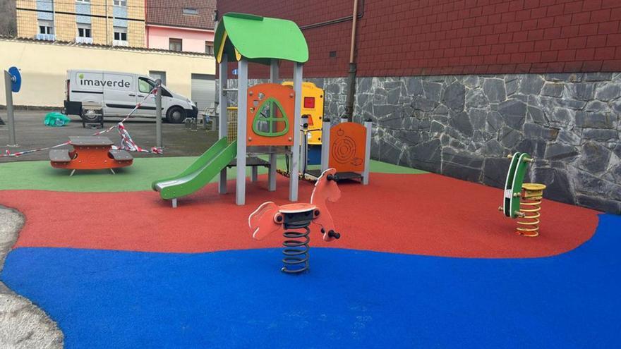 «Indignación» en Barros por la obra en el parque infantil: «Es una falta de respeto, han engañado a los vecinos»