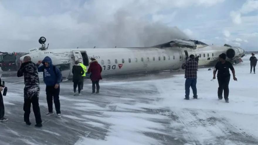 Un avión de pasajeros queda boca arriba tras sufrir un accidente al aterrizar en Toronto