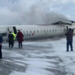 Un avión de pasajeros sufre un accidente al aterrizar y queda volcado boca arriba en Toronto