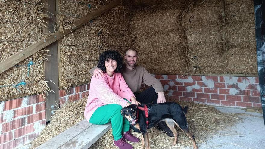 La casa ecológica de Sara Fernández y Javier González en Llanera: «Estamos cumpliendo nuestro sueño»