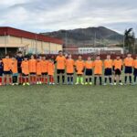 Los peques del Cánicas AC y Ribadesella CF con la «marea naranja»