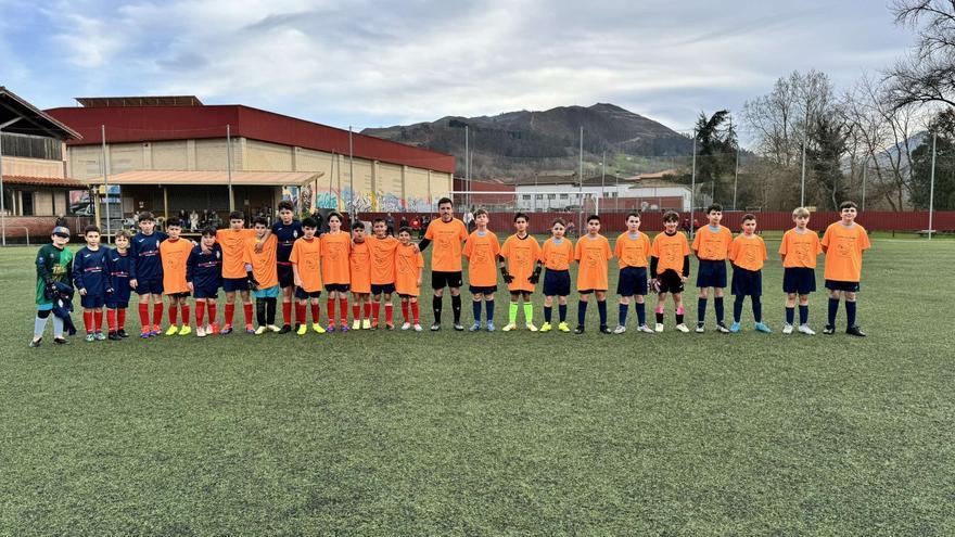 Los peques del Cánicas AC y Ribadesella CF con la «marea naranja»