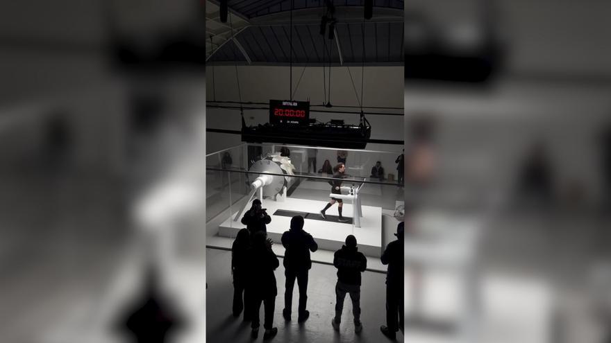 Un famoso rapero corre 24 horas seguidas en una cinta con sierras giratorias a su espalda