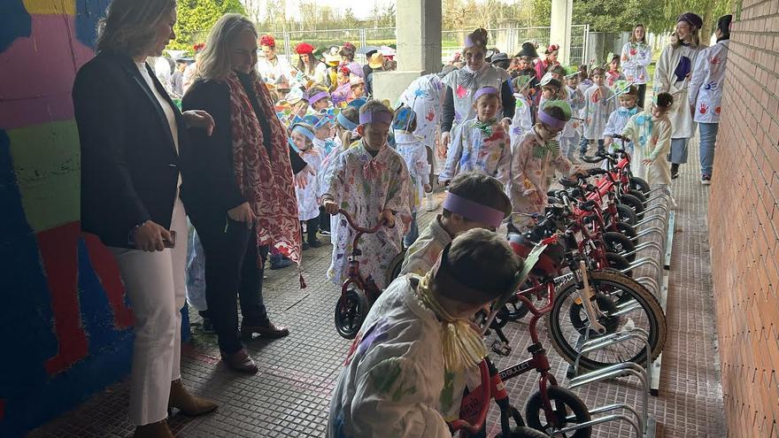 El colegio Xentiquina de Lieres estrena un aparcabicis para festejar el Antroxu