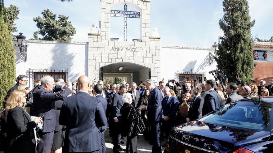 Felipe VI preside los actos conmemorativos por la inhumación del literato Rafael Altamira y su esposa Pilar Redondo en el cementerio de El Campello (Alicante)