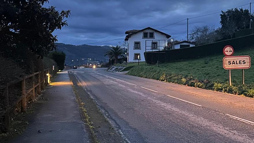 El alcalde de Colunga impulsa la modernización de la iluminación en la senda peatonal que Colunga y Sales