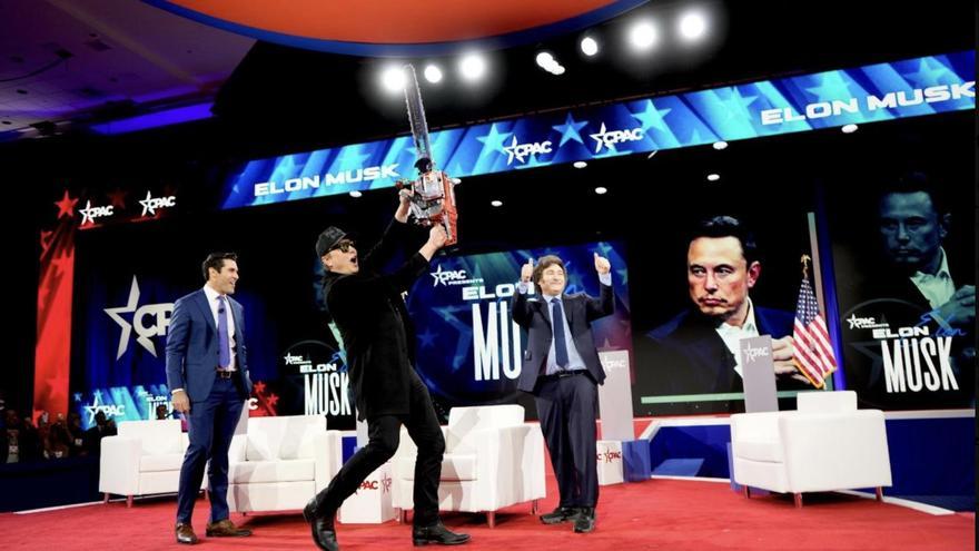 Milei regala a Musk una motosierra en la cumbre ultraconservadora CPAC